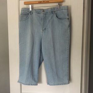 Gloria Vanderbilt “Amanda” size 16. Stretch Mom Capri pants. Acid washed. EUC